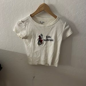 cropped white shirt with a devil on an right all print